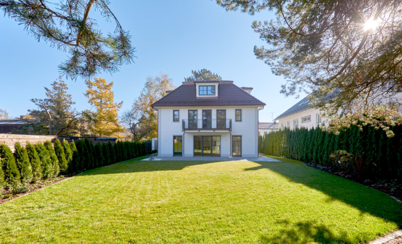 Gartenansicht eines Neubau Einfamilienhauses im Villenstil in München Solln von DOMINO Bau