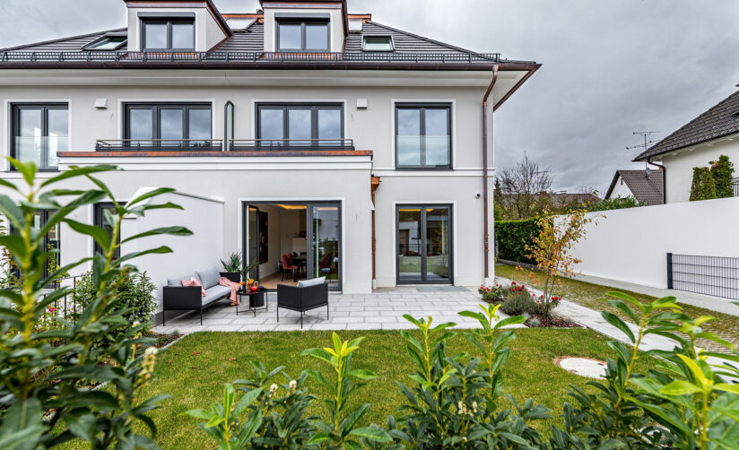 Garten eines Neubau Doppelhauses im Villenstil in München Großhadern von DOMINO Bau