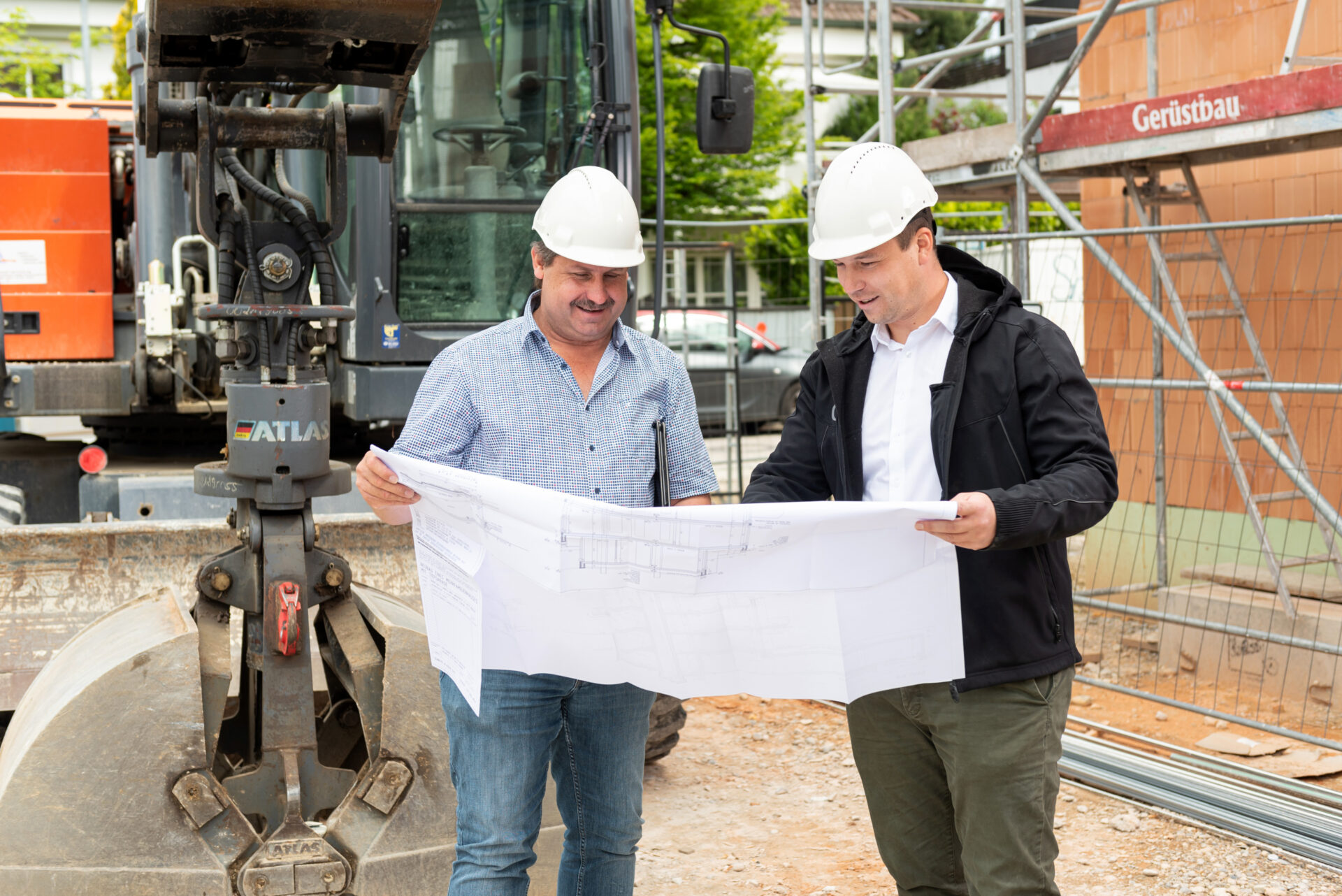 Zwei technische Bauleiter beaufsichtigen die Baustelle.