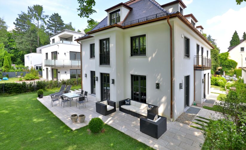 Gartenansicht eines Neubau Einfamilienhauses im Villenstil in München Denning von DOMINO Bau
