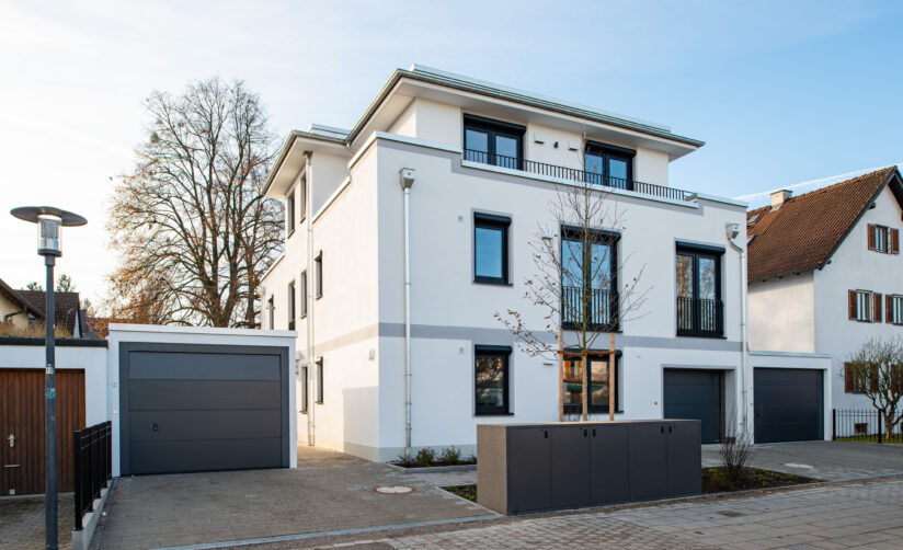 Straßenansicht eines Neubau Mehrfamilienhauses in München Untermenzing von DOMINO Bau