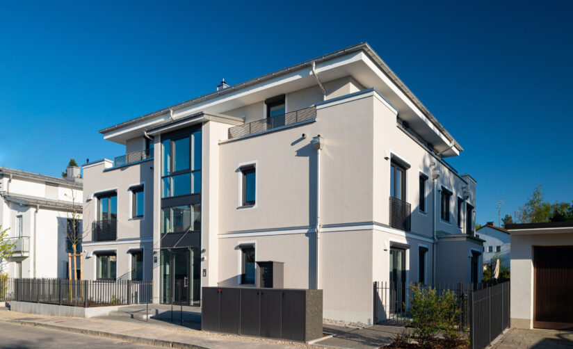 Straßenansicht eines Neubau Mehrfamilienhauses in München Solln von DOMINO Bau