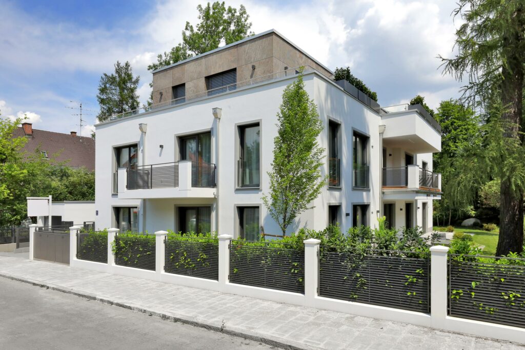 Foto (Straßenansicht) eines Mehrfamilienhauses in Nymphenburg, erbaut von der Firma DOMINO Bau