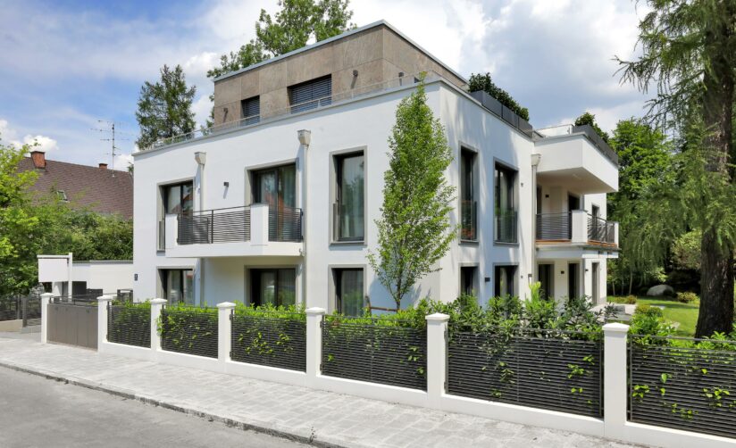 Foto (Straßenansicht) eines Mehrfamilienhauses in Nymphenburg, erbaut von der Firma DOMINO Bau