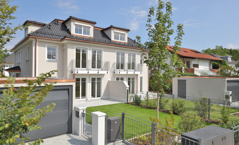 Straßenansicht eines Neubau Doppelhauses im Villenstil in München Ottobrunn von DOMINO Bau