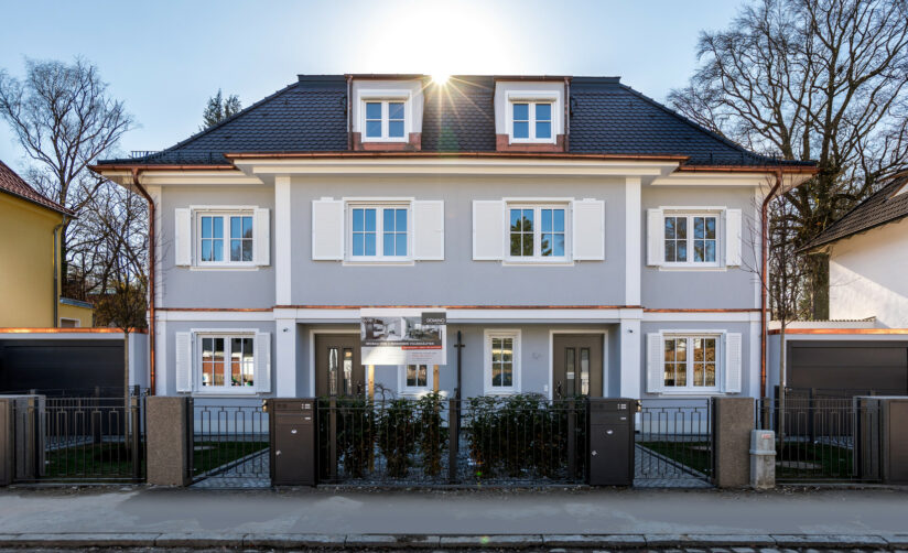 Straßenansicht eines Neubau Doppelhauses im Villenstil in München Pasing von DOMINO Bau