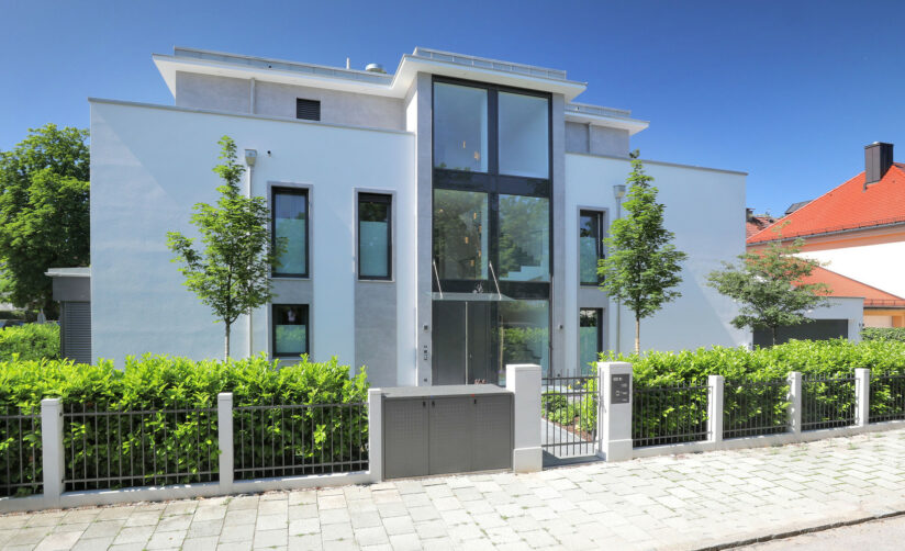 Straßenansicht eines Neubau Einfamilienhauses im Bauhausstil in München Bogenhausen von DOMINO Bau