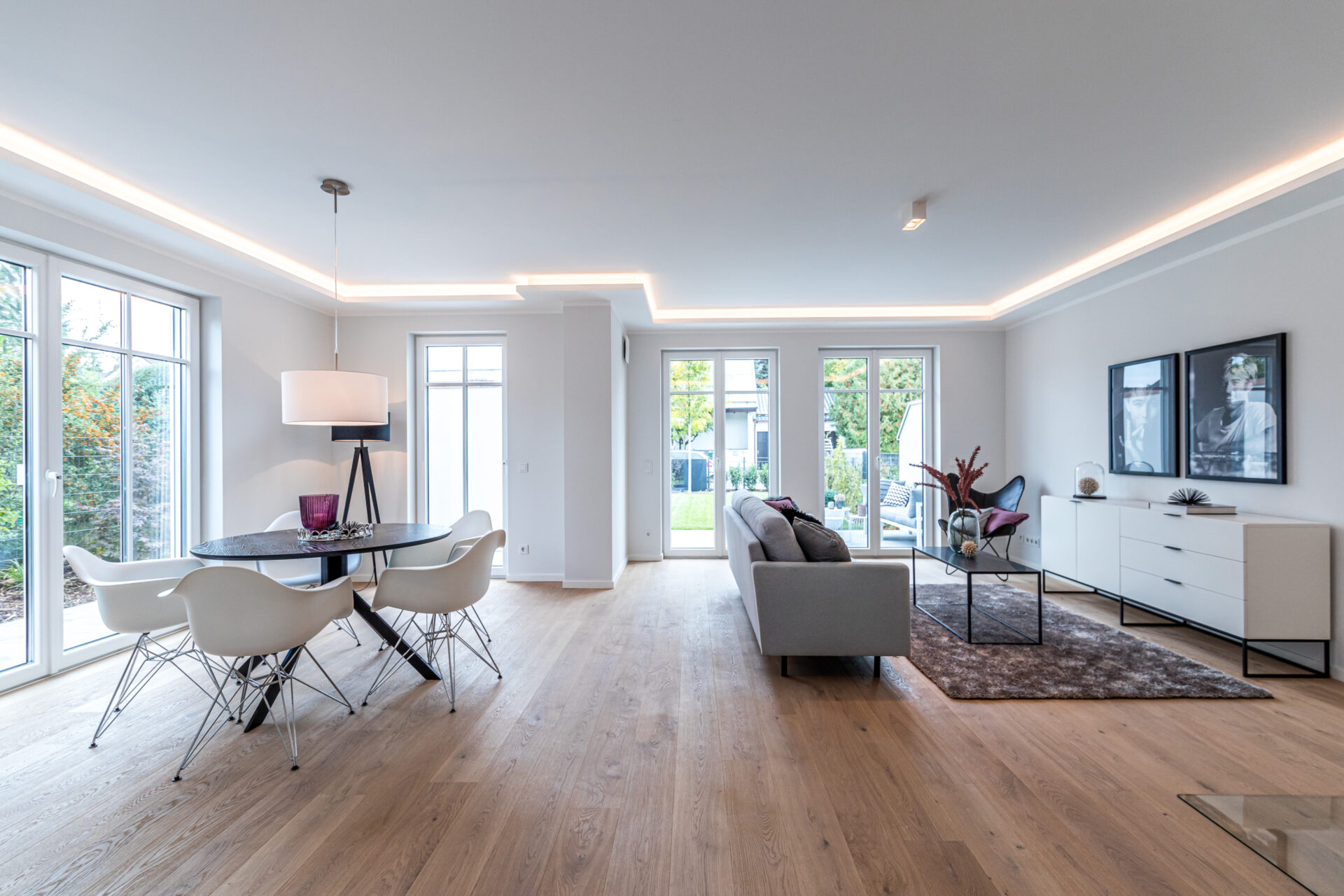 Wohnzimmer eines Neubau Doppelhauses im Villenstil in München Ottobrunn von DOMINO Bau