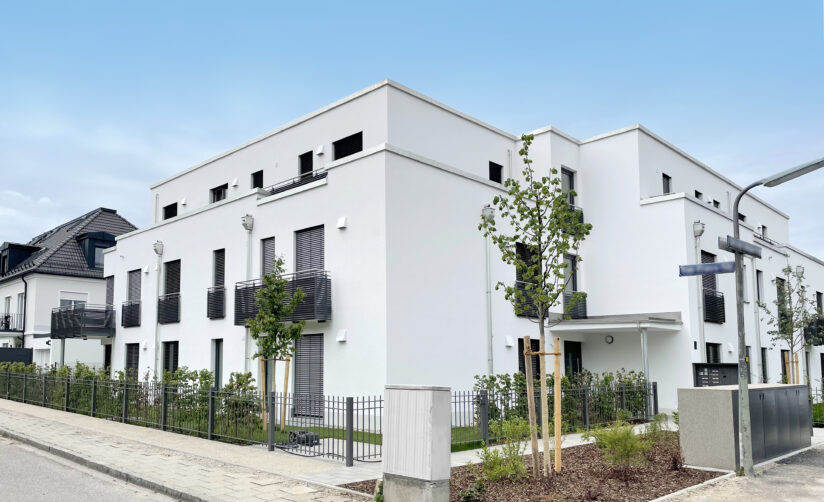 Straßenansicht eines Neubau Mehrfamilienhauses im Bauhausstil in München Obermenzing von DOMINO Bau