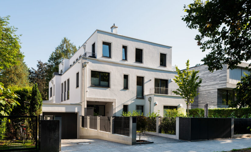 Straßenansicht eines Neubau Mehrfamilienhauses im Bauhausstil in München Harlaching von DOMINO Bau