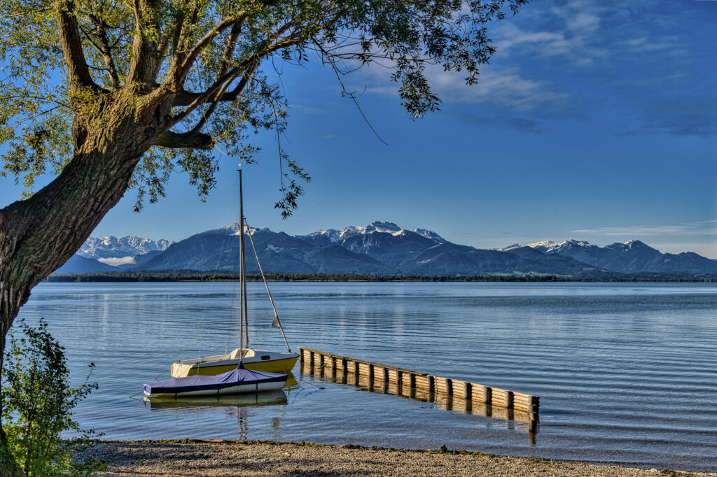 Chiemsee mit Alpen im Hintergrund