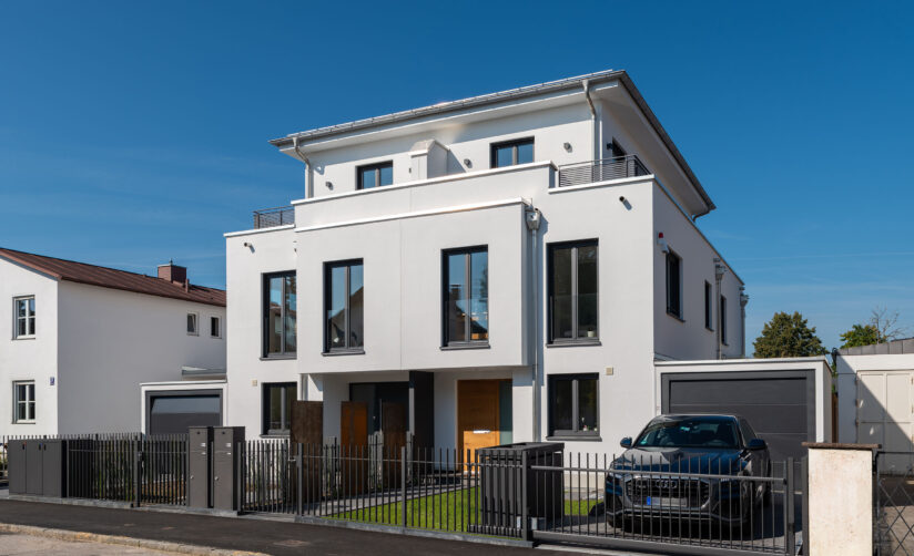 Außenansicht eines Neubau Dopellhauses im Bauhausstil in München Denning von DOMINO Bau