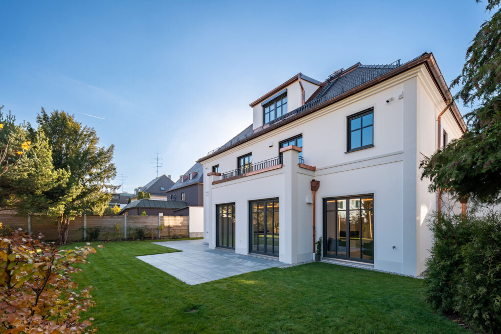 Foto (Gartenansicht) einer Villa in München-Sendling-Westpark, erbaut von der Firma DOMINO Bau