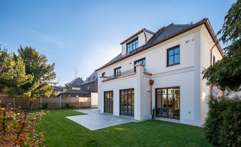 Foto (Gartenansicht) einer Villa in München-Sendling-Westpark, erbaut von der Firma DOMINO Bau