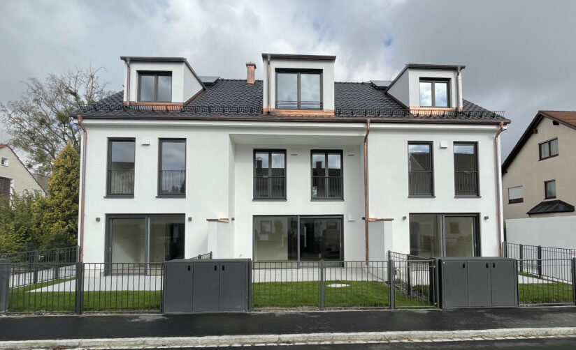 Außenansicht eines Neubau Dreispänner in München Solln von DOMINO Bau