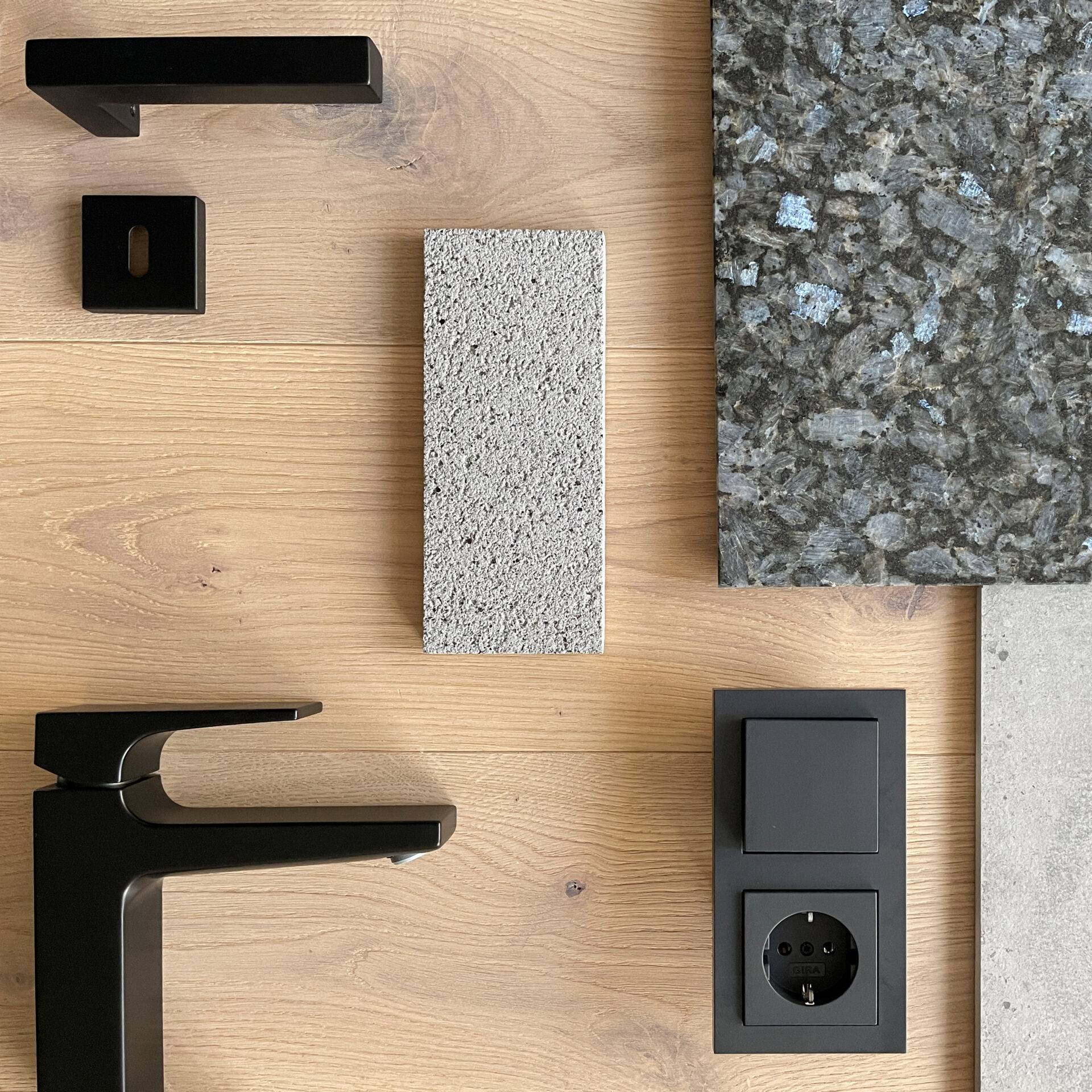 Abbildung von Bemusterungsmaterialien für ein hochwertiges Haus.