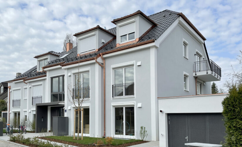 Straßenansicht eines Neubau Mehrfamilienhauses mit Tiefgarage in München Altperlach von DOMINO Bau