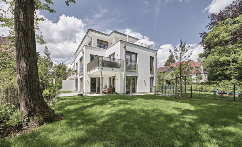 Gartenansicht eines Neubau Mehrfamilienhauses in München Bogenhausen von DOMINO Bau