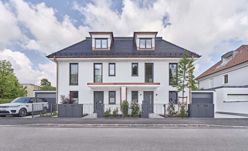 Straßenansicht eines Neubau Doppelhauses in München Bogenhausen Englschalking von DOMINO Bau