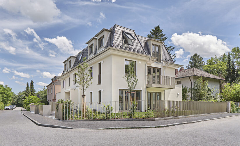 Straßenansicht eines Neubau Mehrfamilienhauses in München Englschalking von DOMINO Bau