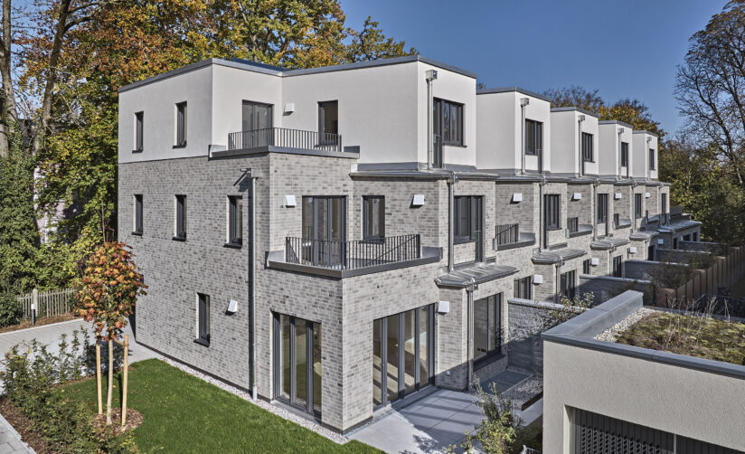 Außenansicht von sechs Neubau Stadthäusern Reihenhäusern in München Obermenzing von DOMINO Bau