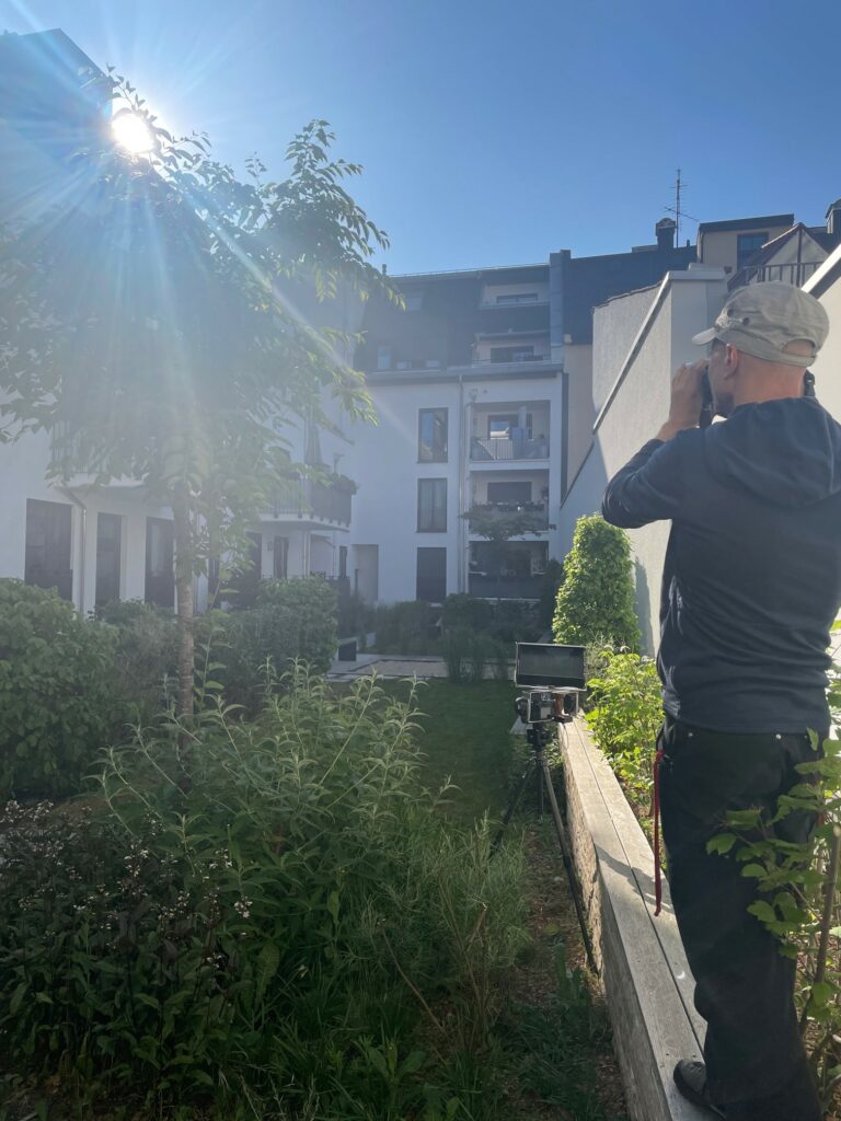 Foto von einem Fotografen, der den Innenhof eines Mehrfamilienhauses in Schwabing fotografiert