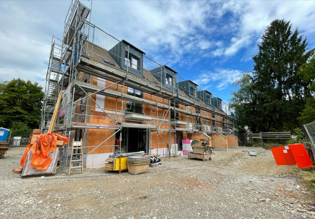 Foto (Baustelle) von vier Stadthäusern in Pasing; erbaut von der Firma DOMINO Bau