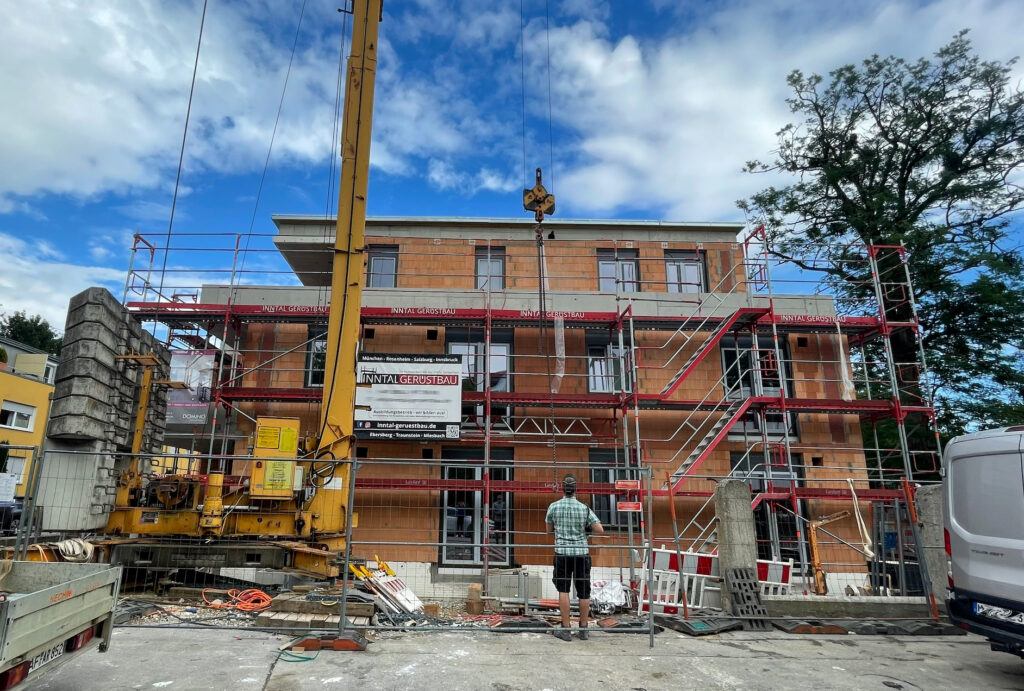 Foto (Baustelle) von einem Mehrfamilienhaus in Pasing am Stadtpark; erbaut von der Firma DOMINO Bau