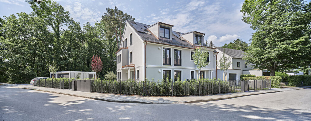 Foto (Straßenansicht) von einem Doppelhaus in Oberschleißheim, erbaut von der Firma DOMINO Bau