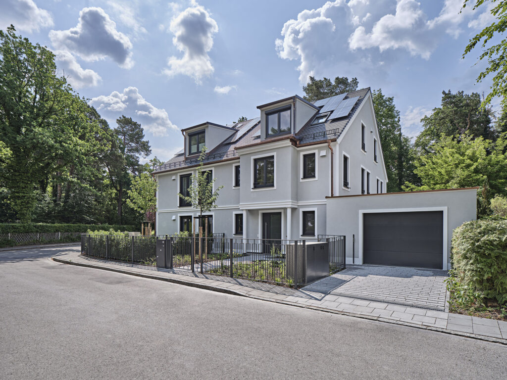 Foto (Straßenansicht) von einem Doppelhaus in Oberschleißheim, erbaut von der Firma DOMINO Bau