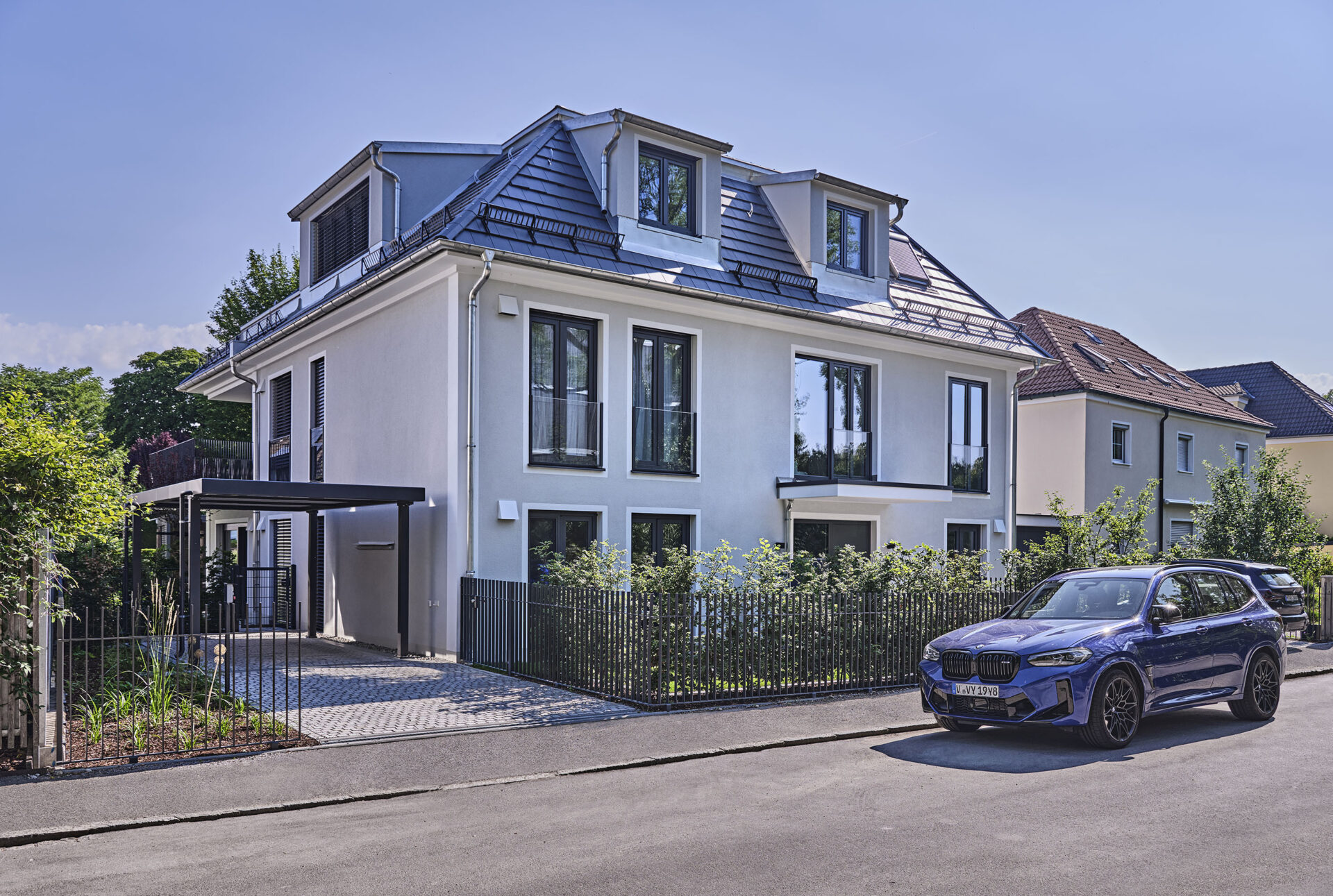 Foto eines Hauses an der Straße, Neubau, Domino Bau