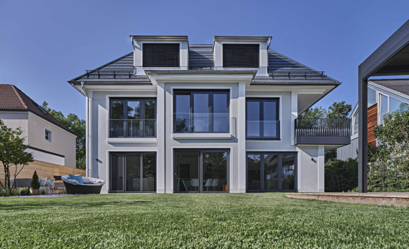 Foto eines Gartens mit Haus, Neubau, Domino Bau
