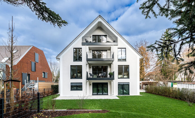 Gartenansicht eines Neubau Mehrfamilienhauses in München Bogenhausen von DOMINO Bau