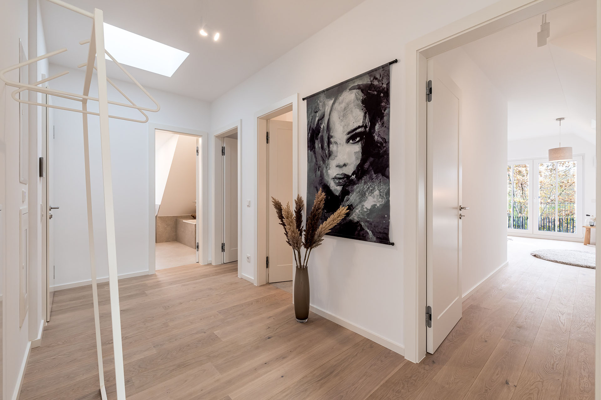 Diele einer Neubau Wohnung eines Mehrfamilienhauses mit fünf Wohnungen und Tiefgarage von DOMINO Bau in der Thaddäus-Eck-Straße in München-Obermenzing