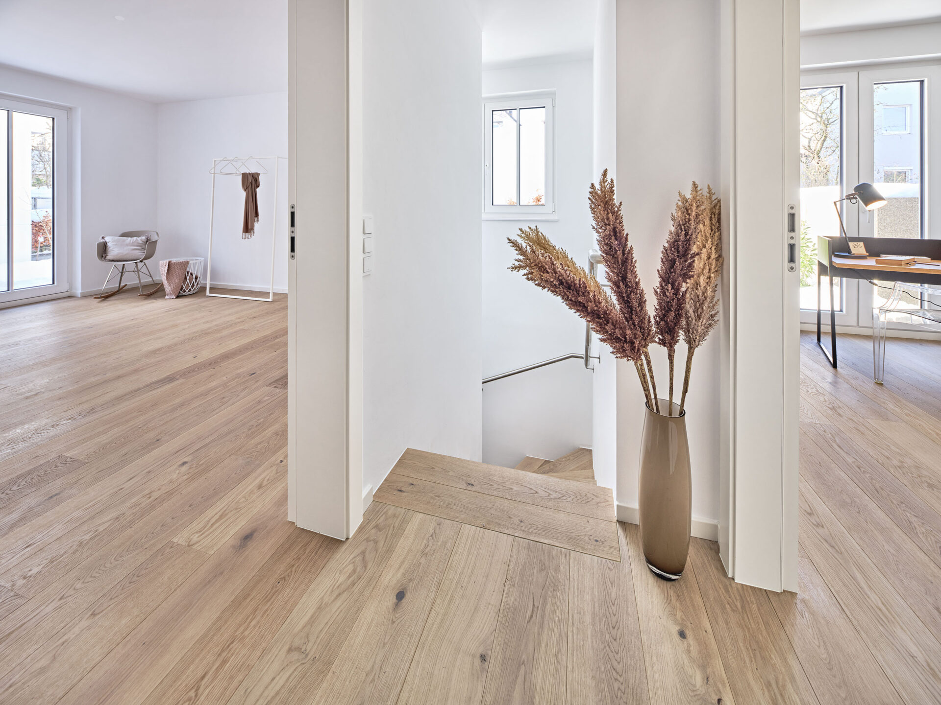 Flur eines Neubau Mehrfamilienhauses mit fünf Wohnungen und Tiefgarage von DOMINO Bau in der Thaddäus-Eck-Straße in München-Obermenzing