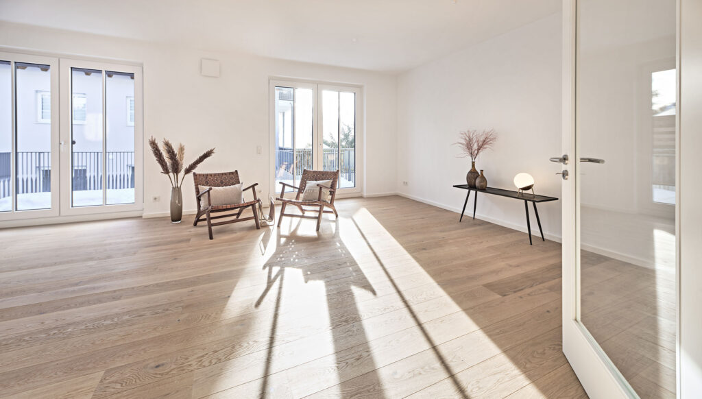 Wohn- und Esszimmer und Küche eines Neubau Mehrfamilienhauses mit fünf Wohnungen und Tiefgarage von DOMINO Bau in der Thaddäus-Eck-Straße in München-Obermenzing