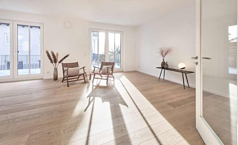 Wohn- und Esszimmer und Küche eines Neubau Mehrfamilienhauses mit fünf Wohnungen und Tiefgarage von DOMINO Bau in der Thaddäus-Eck-Straße in München-Obermenzing