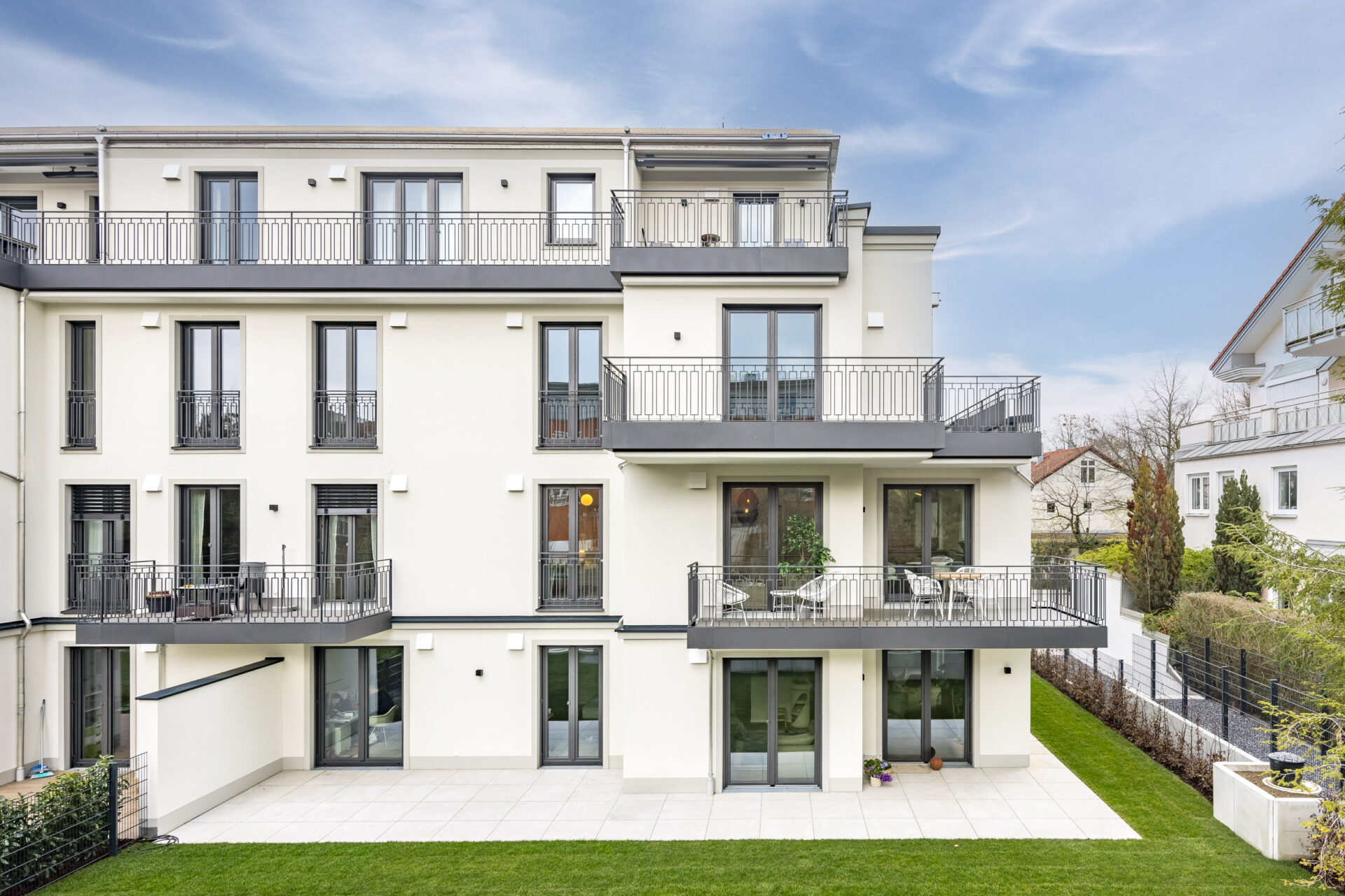 Süd-Ansicht eines Neubau Mehrfamilienhauses mit 8 Wohnungen und Tiefgarage im Zimmermannweg 8 in München Denning.