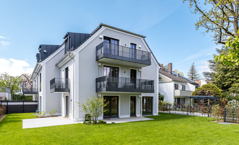 Ansicht eines Neubau Mehrfamilienhauses mit fünf Wohnungen und Tiefgarage von DOMINO Bau