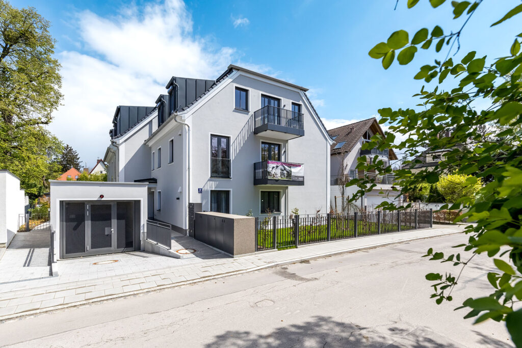 Mehrfamilienhaus | Obermenzing | Baujahr 2023 Ansicht eines Neubau Mehrfamilienhauses mit fünf Wohnungen und Tiefgarage von DOMINO Bau