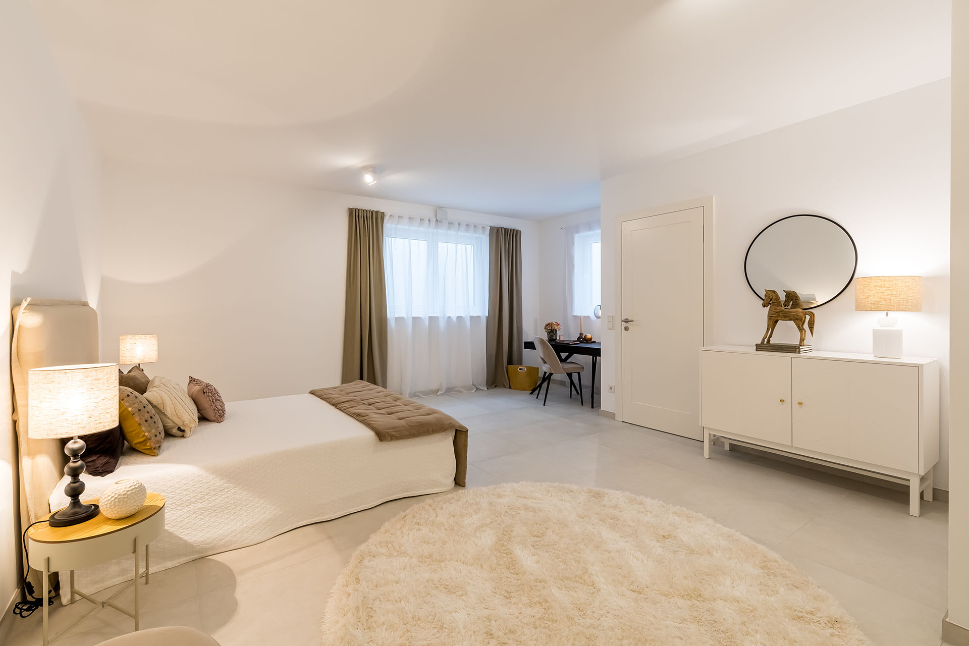 Schlafzimmer einer 4 Zimmer Wohnung eines Neubau Mehrfamilienhauses mit fünf Wohnungen und Tiefgarage von DOMINO Bau in der Thaddäus-Eck-Straße in München-Obermenzing