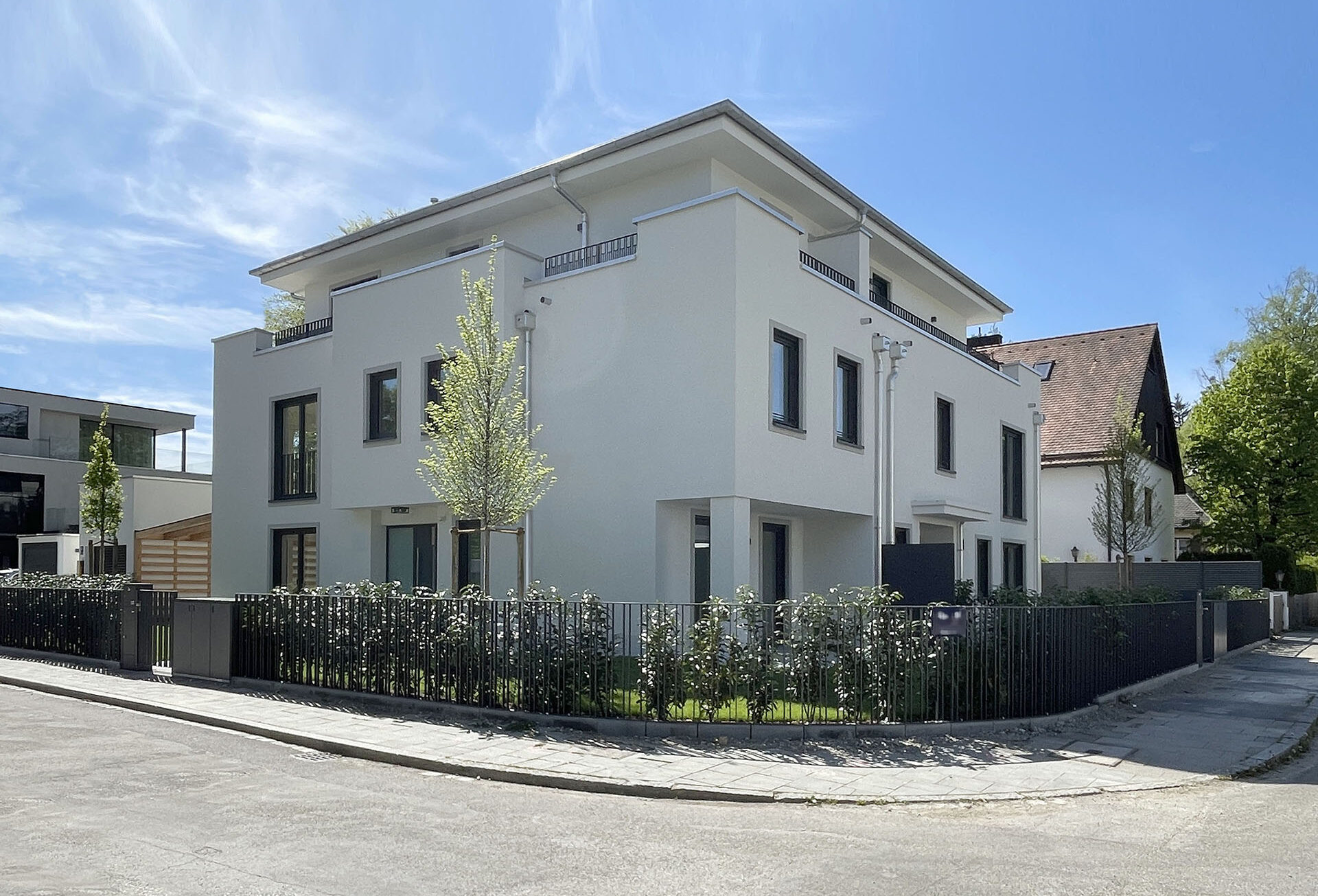 Modernes Dreifamilienhaus Neubau von DOMINO Bau in Solln München