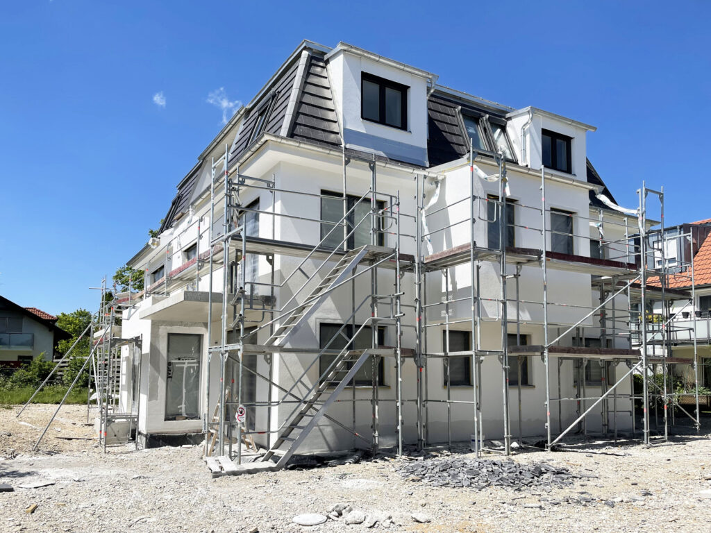 Verputztes Mehrfamilienhaus im Villenstil