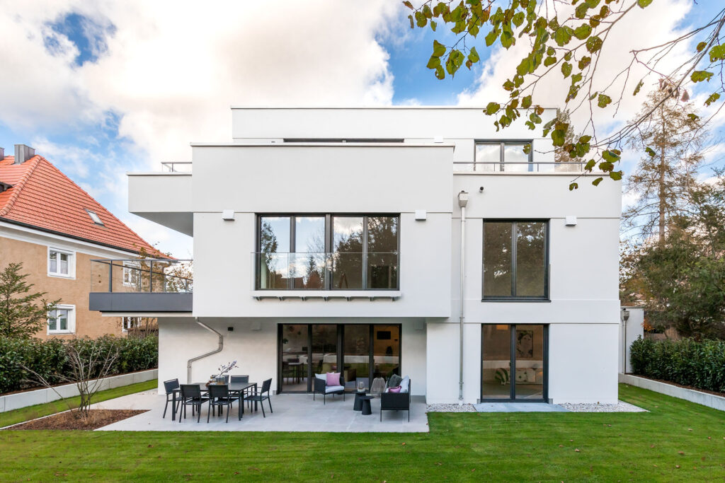 Gartenansicht eines Neubau Mehrfamilienhauses in Großhadern von DOMINO Bau