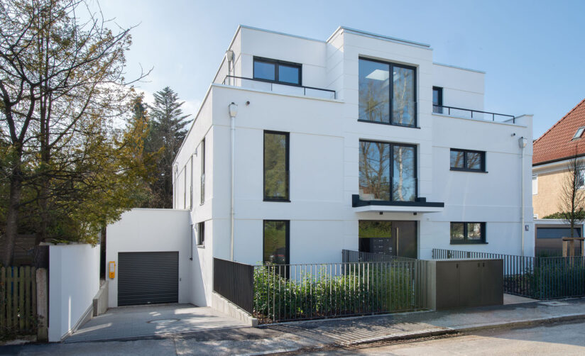 Straßenansicht eines Neubau Mehrfamilienhauses in Großhadern von DOMINO Bau