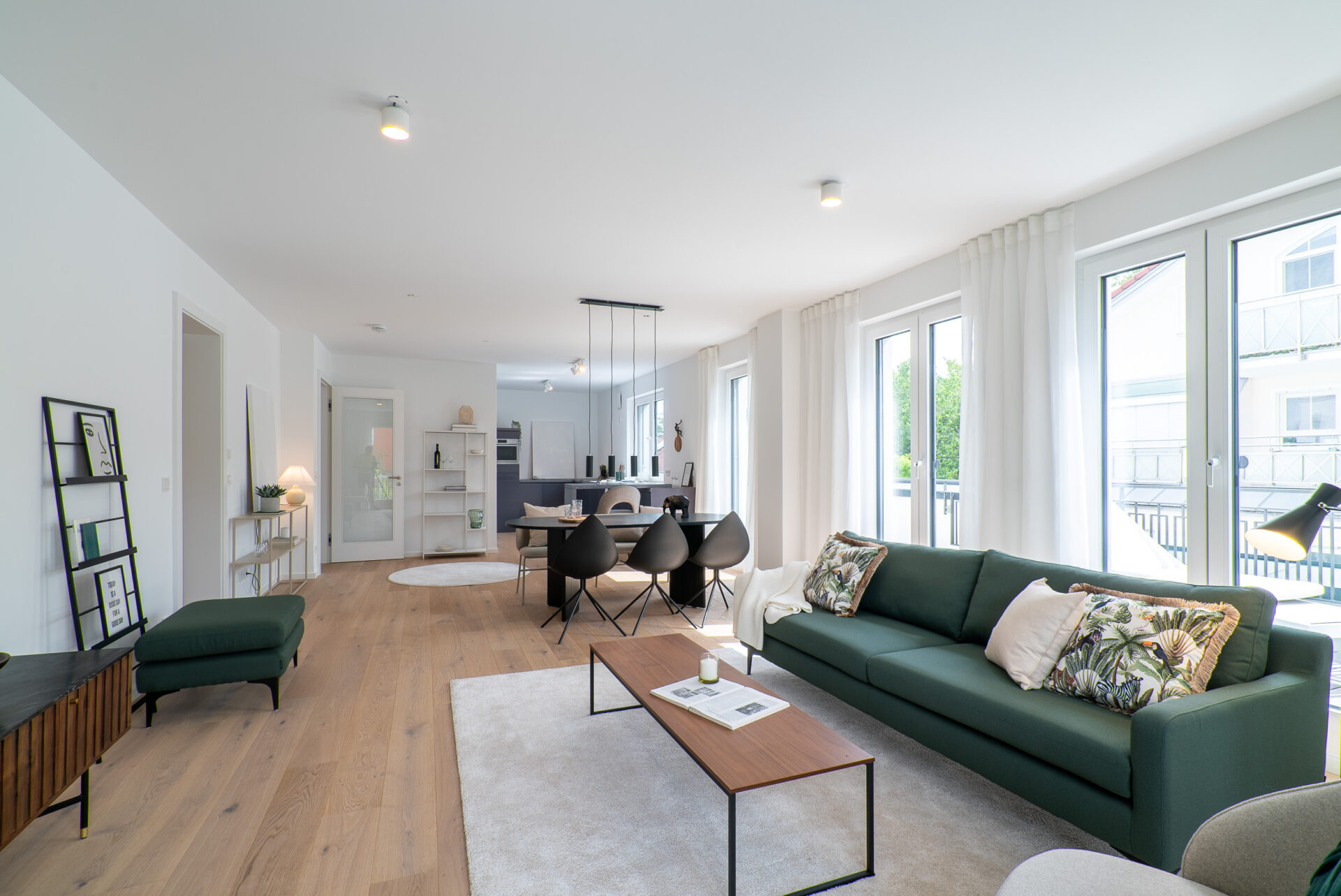 Wohn- und Essbereich einer Neubau Wohnung von DOMINO Bau im Zimmermannweg 8 in München Denning