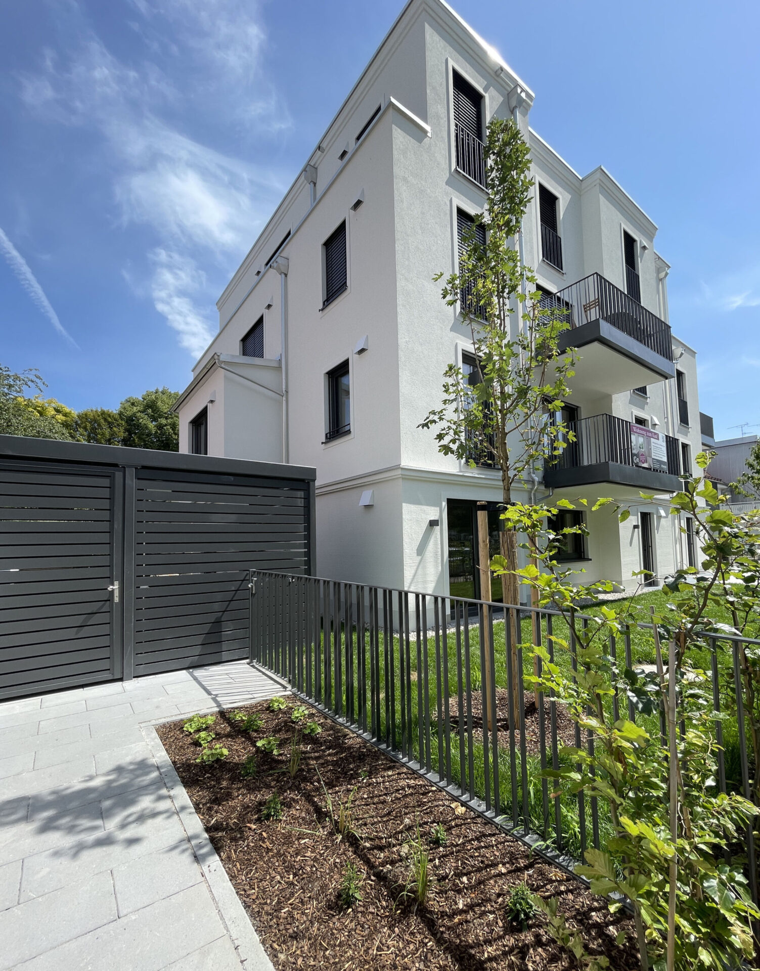 Ansicht des Neubau Mehrfamilienhauses von DOMINO Bau am Christoph-von-Gluck-Platz in München-Milbertshofen