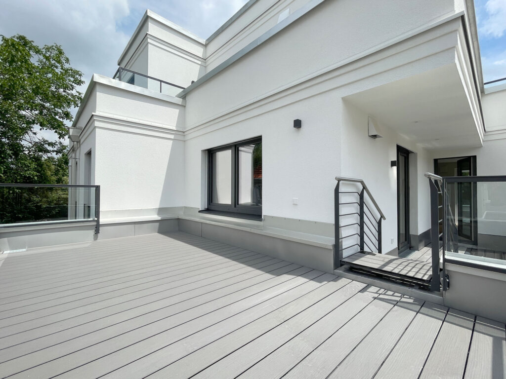 Dachterrasse eines Neubau Mehrfamilienhauses von DOMINO Bau in München Pasing
