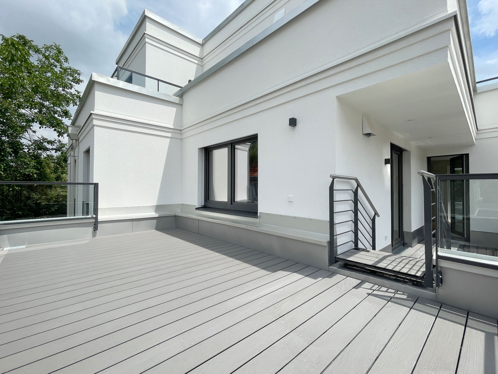 Dachterrasse eines Neubau Mehrfamilienhauses von DOMINO Bau in München Pasing
