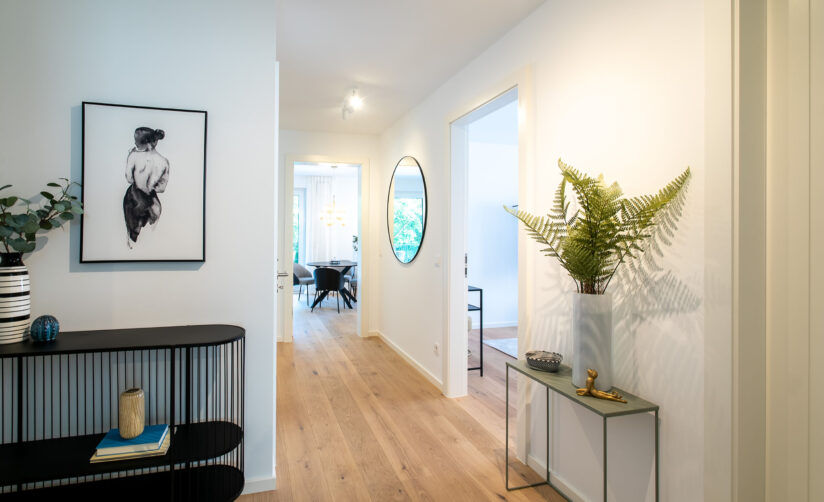 Flur einer Neubau Wohnung in einem Mehrfamilienhaus mit Tiefgarage von DOMINO Bau am Christoph-von-Gluck-Platz in München-Milbertshofen